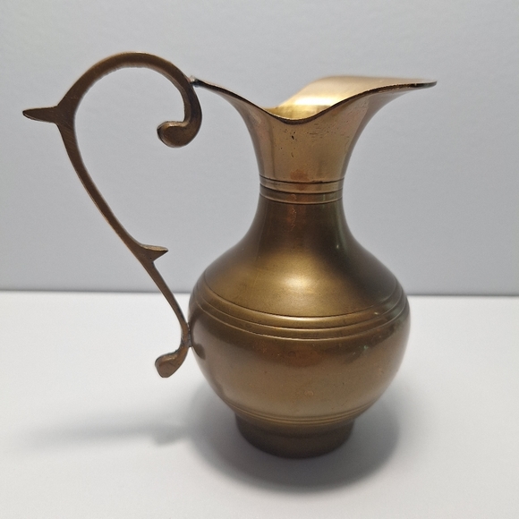 Vintage small brass pitcher made in India - Picture 5 of 16